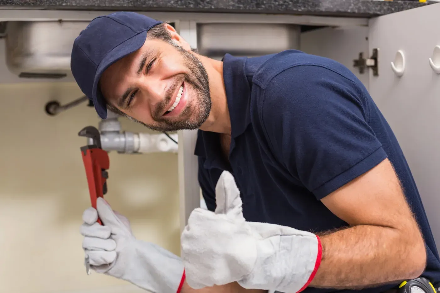 Colmatage d'une fuite sur canalisation lors d'un dépannage d'urgence